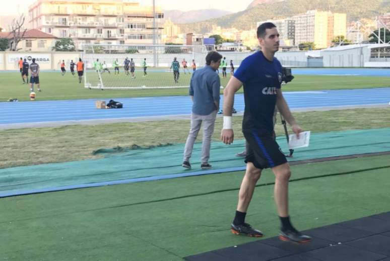 Gatito deixou o treino mais cedo: não participou do joguinho, só observou (Foto: Lazlo Dalfovo)