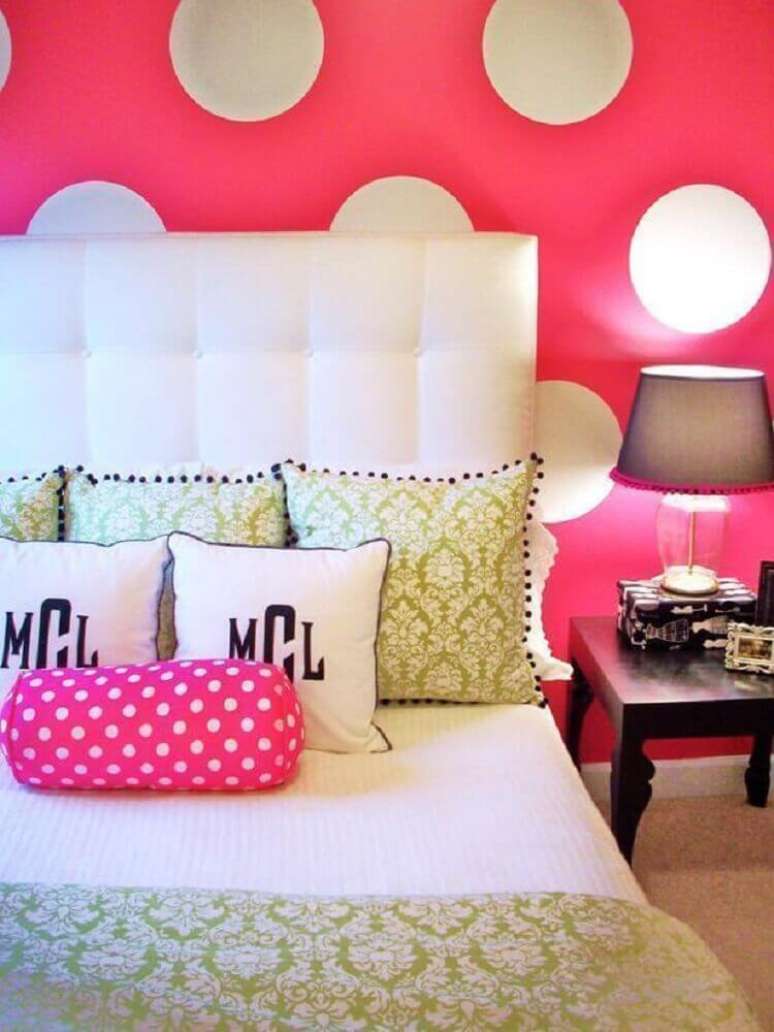 19. Quarto feminino com papel de parede pink com bolinhas brancas e cabeceira estofada solteiro branca