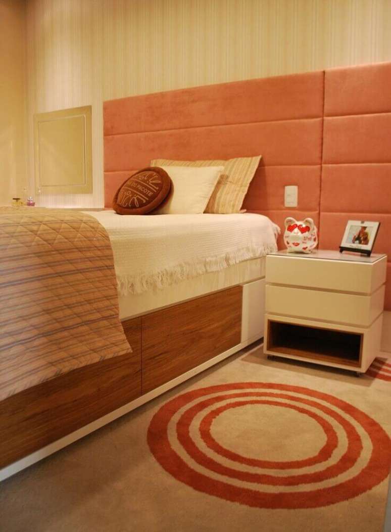 5. Esse modelo de cabeceira estofada solteiro trouxe delicadeza ao quarto devido a sua cor e modernidade por conta de seu estilo minimalista.