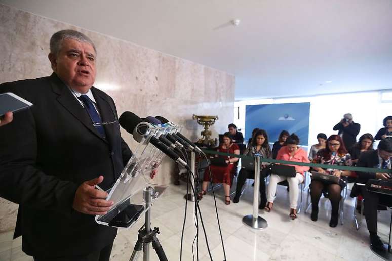 O ministro da Secretaria de Governo, Carlos Marun, fala à imprensa no Palácio do Planalto