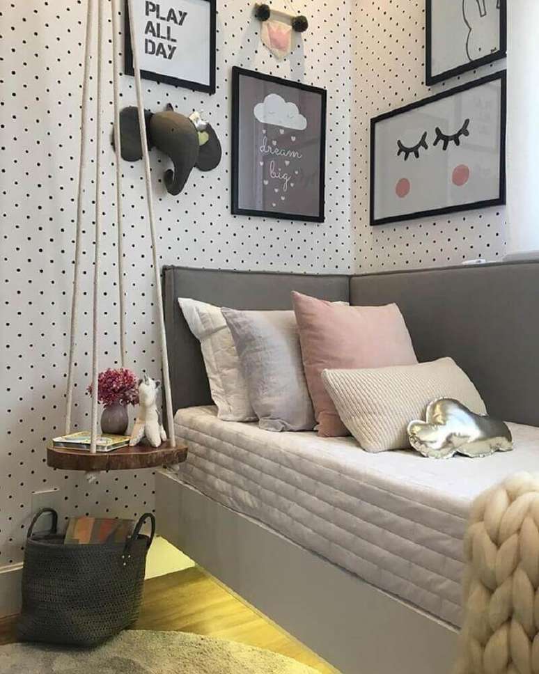 48. Decoração de quarto tumblr com cabeceira para cama e papel de parede com bolinhas pretas