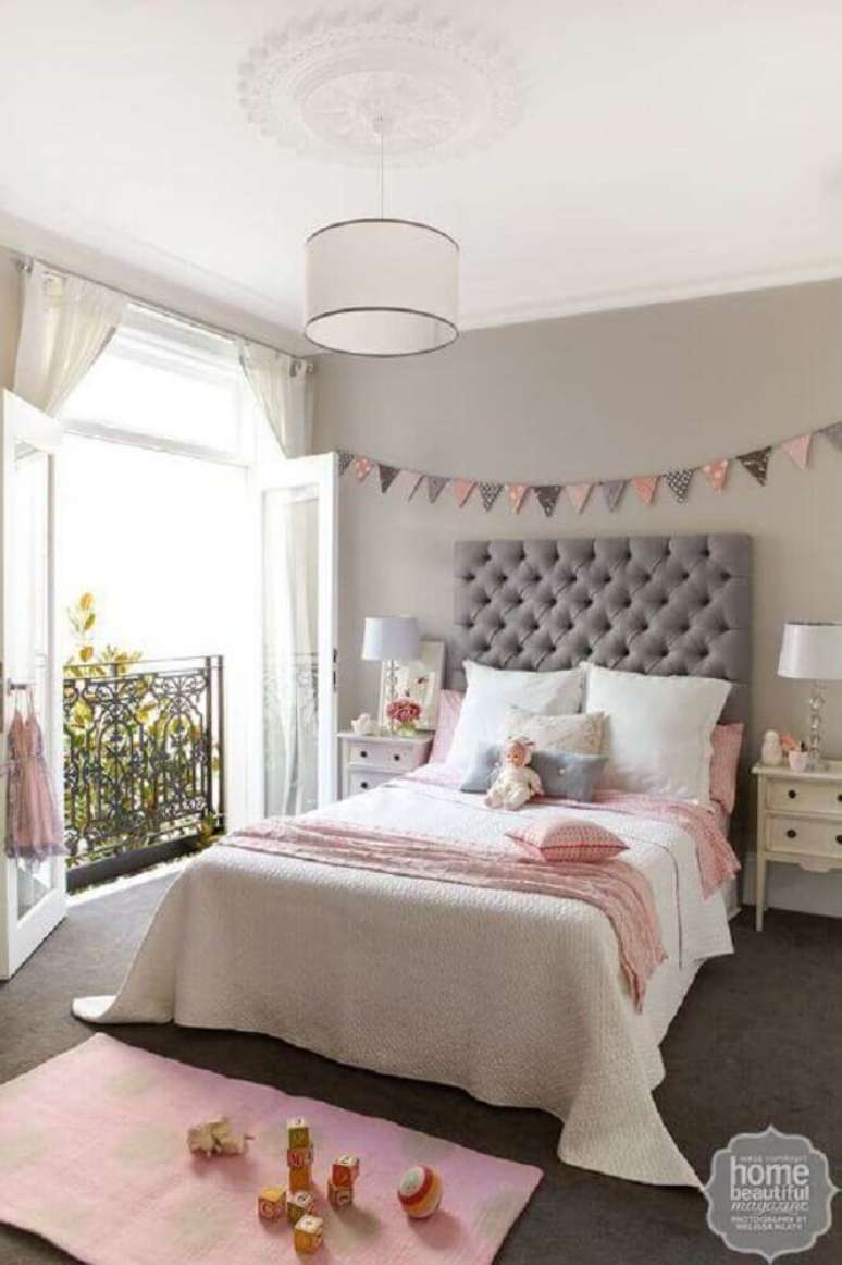 7. Linda decoração para quarto com cabeceira estofada solteiro no estilo capitonê feita de suede e na cor cinza se harmonizando com o delicado cor de rosa.