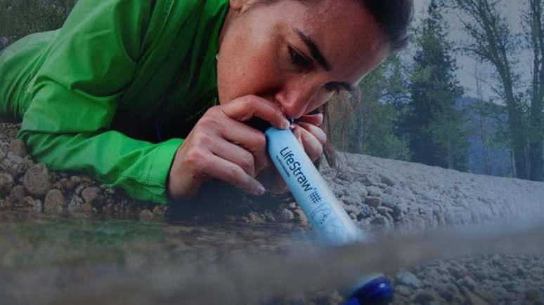 Os fabricantes do LifeStraw dizem que ele pode remover 99.9% dos parasitas e bactérias presentes na água não tratada (Foto: Zaria Gorvett)