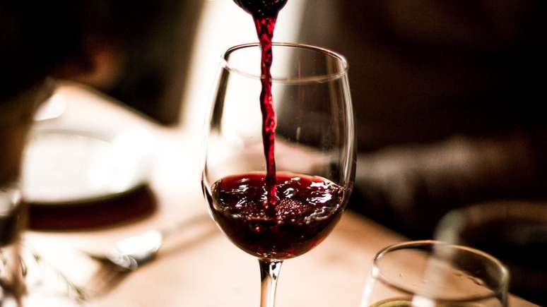 Cientistas dizem que beber vinho, mesmo com moderação, não necessariamente é bom para o coração, como estudos mais antigos afirmavam