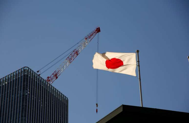 Bandeira do Jap&atilde;o &eacute; vista em distrito comercial em T&oacute;quio 05/01/2017 REUTERS/Kim Kyung-Hoon 