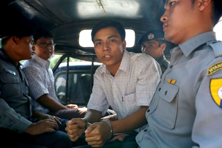 Jornalistas detidos da Reuters Kyaw Soe Oo e Wa Lone dentro de carro de polícia em Yangon 20/04/2018 REUTERS/Ann Wang