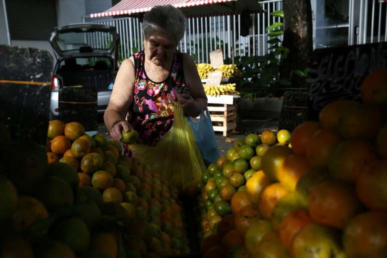 Consumidora compra laranjas em feira no Rio de Janeiro 15/02/2018 REUTERS/Pilar Olivares 