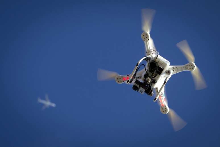 Avi&atilde;o e drone s&atilde;o fotografados em Nova York 01/01/2015 REUTERS/Carlo Allegri