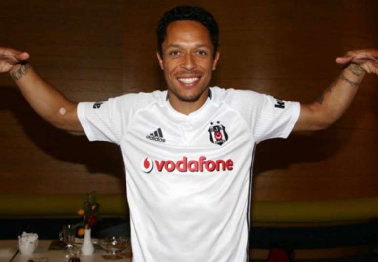 O brasileiro Adriano ainda tem contrato com o Besiktas até 2019 (Foto: Reprodução)