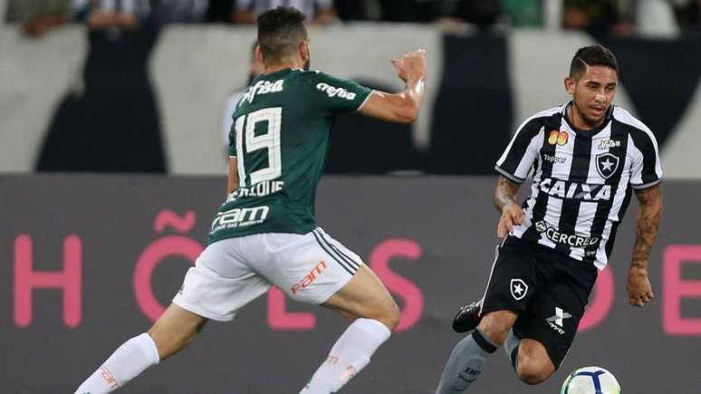 Leandro Carvalho vinha ganhando os primeiros minutos pelo Glorioso (Foto: Vitor Silva/SSPress/Botafogo)