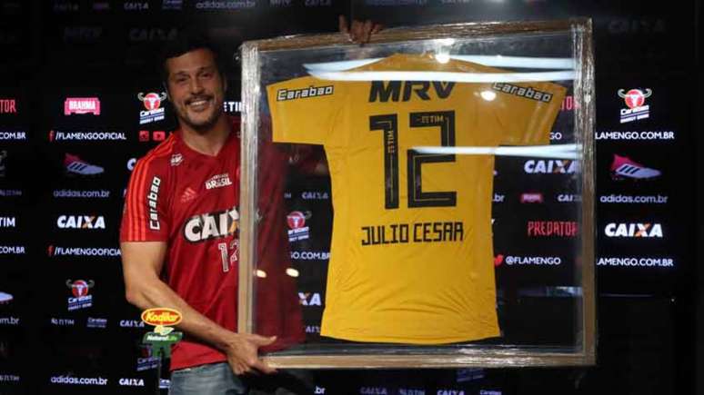Julio Cesar recebeu homenagens em sua última coletiva no Ninho do Urubu (Foto: Gilvan de Souza / Flamengo)