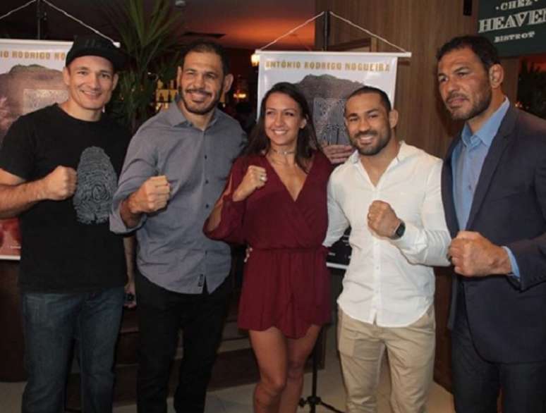 Vitor Miranda, Minotouro, Amanda Ribas, Davi Ramos e Minotauro em pré-estreia (Foto: Reprodução Instagram)