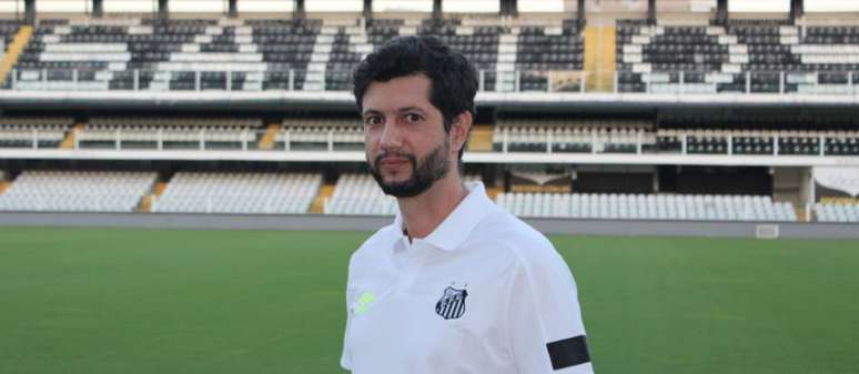 Aos 40 anos, o paulista de Campinas Rodrigo Leitão é o novo técnico do sub-20 do Santos (Foto: Santos/Divulgação)