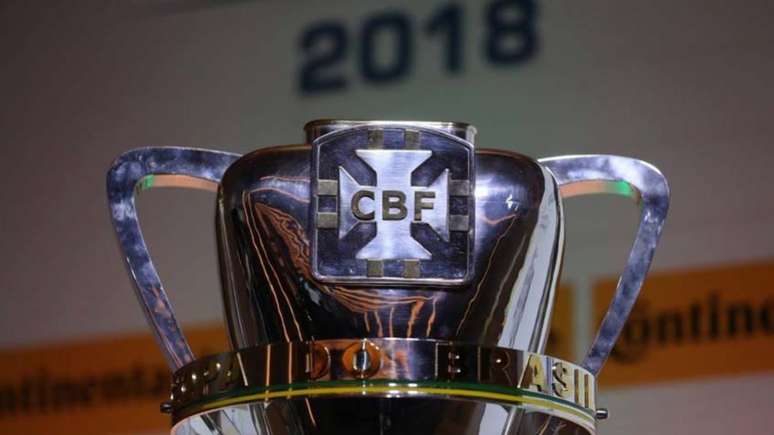 Taça da Copa do Brasil: alvo de cobiça de 16 clubes das oitavas de final (Foto: Facebook / CBF)