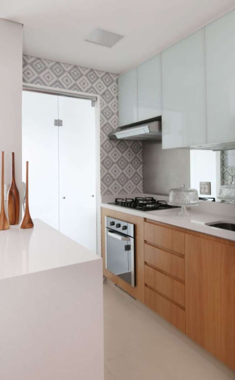 7. Cozinha com porta camar&atilde;o. Projeto de Danyela Correa