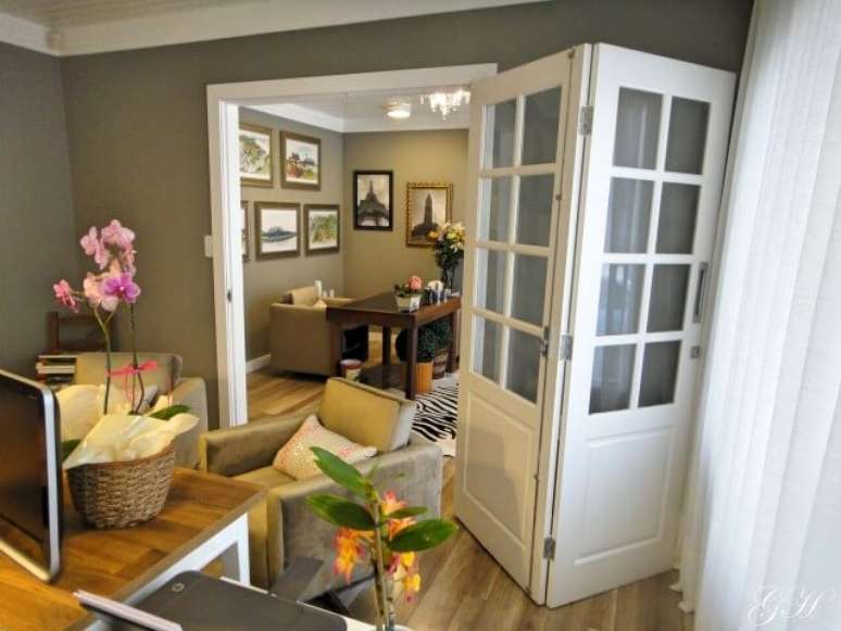 30. Escrit&oacute;rio com porta camar&atilde;o de abertura diferente. Projeto de Gabriela Herde