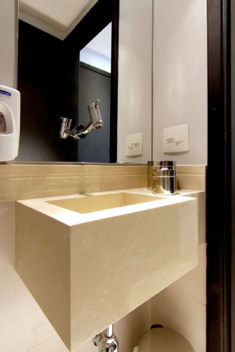21. Nesse projeto, a torneira para pia de banheiro foi instalada no espelho da parede