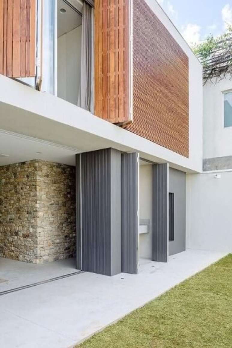 31. Fachada com porta camar&atilde;o. Projeto de Felipe Hess