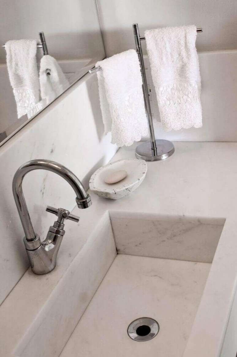 9. Os modelos mais tradicionais de torneira para pia de banheiro são perfeitos para quem gosta de um estilo clássico de decoração