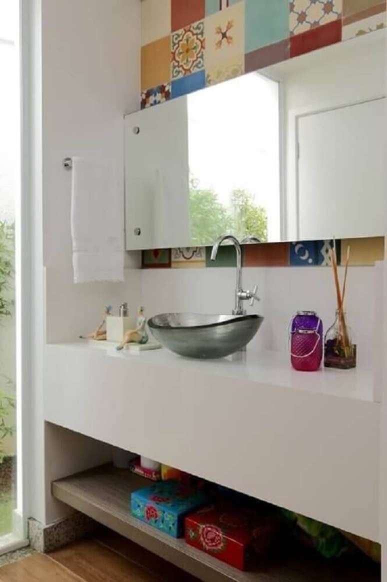 10. Banheiro com cuba e torneira prata