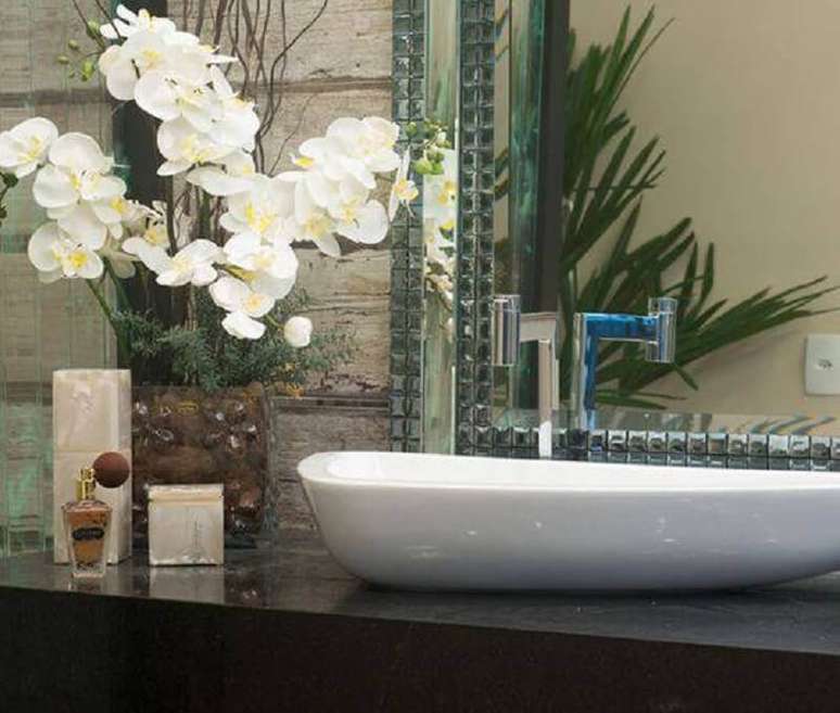 24. Decoração de banheiro com flores e torneira simples
