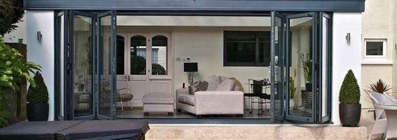 52. Porta com estrutura azul