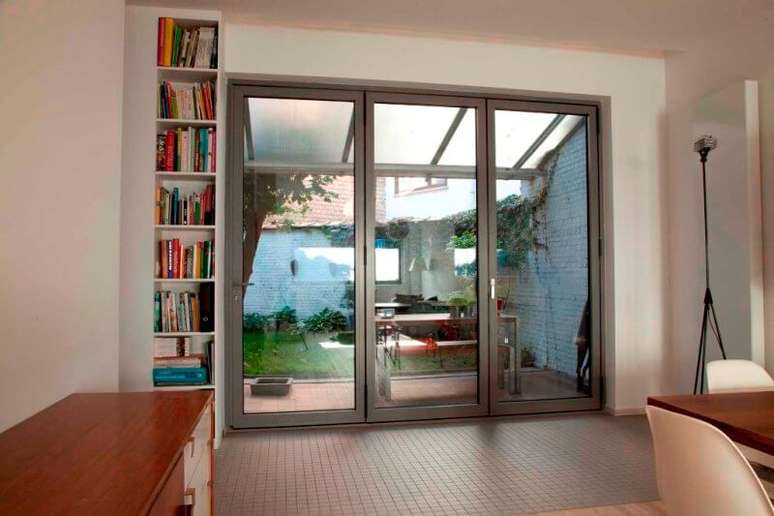 8. Mesmo fechada, esse tipo de porta pode n&atilde;o vedar completamente o ambiente