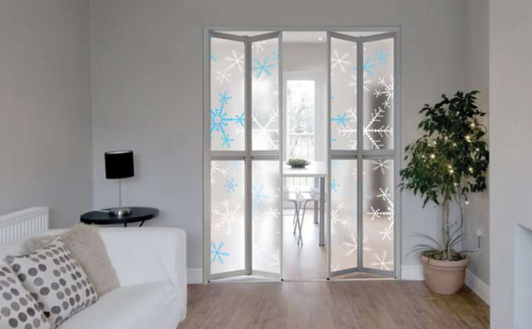 26. Porta com adesivo de neve