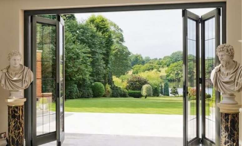 27. Porta com quatro folhas abertas para ambos os lados