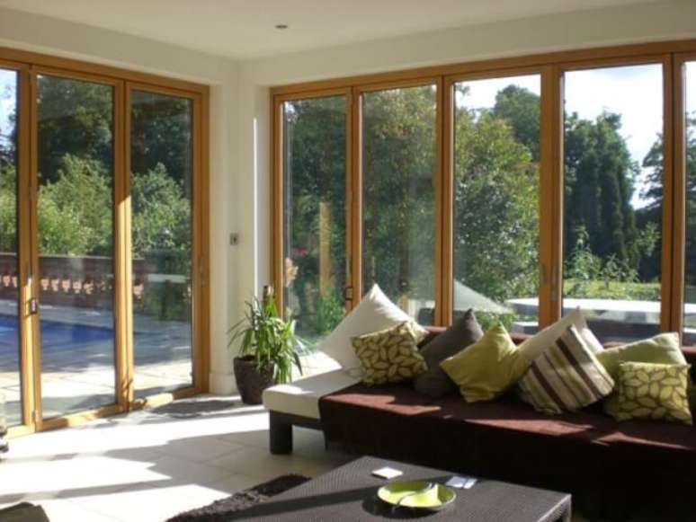 54. Porta de madeira com vidro