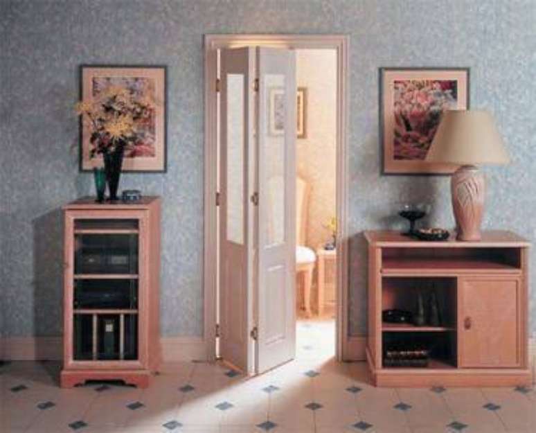 59. Porta branca com detalhe de vidro