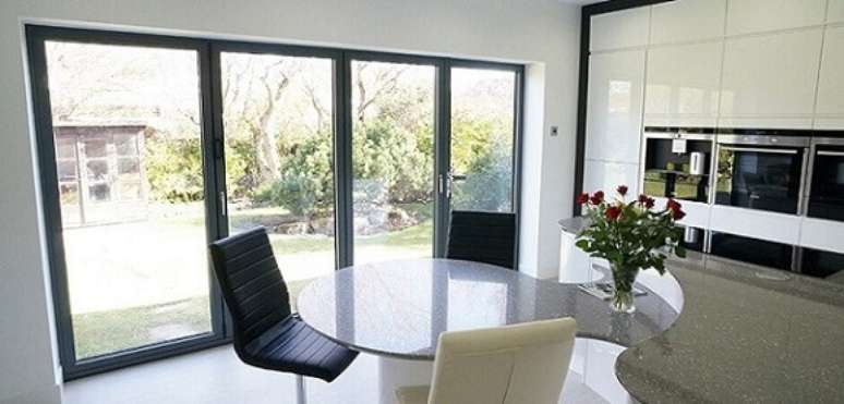 25. Porta de vidro fechada e mesmo assim deixando o ambiente iluminado