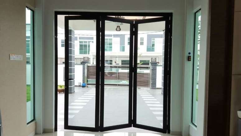 14. Porta camar&atilde;o de vidro para &aacute;rea externa