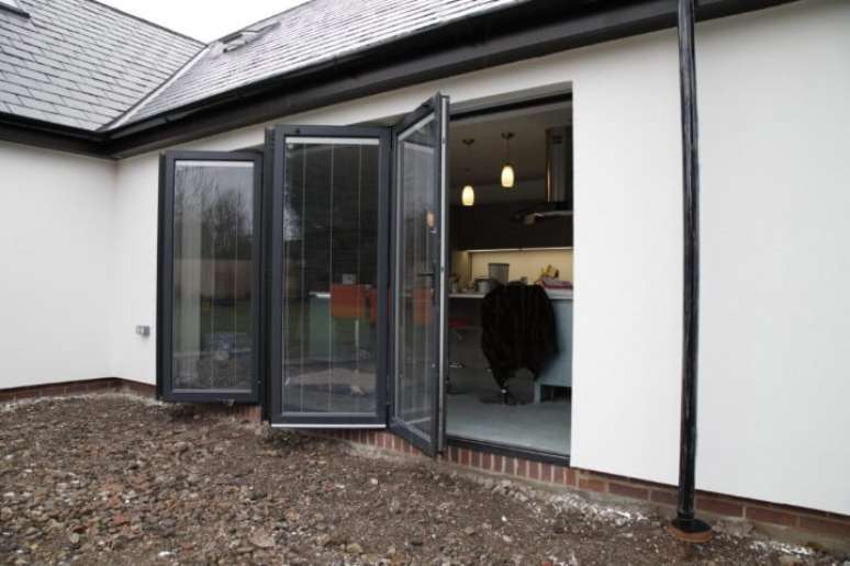 24. Porta semiaberta