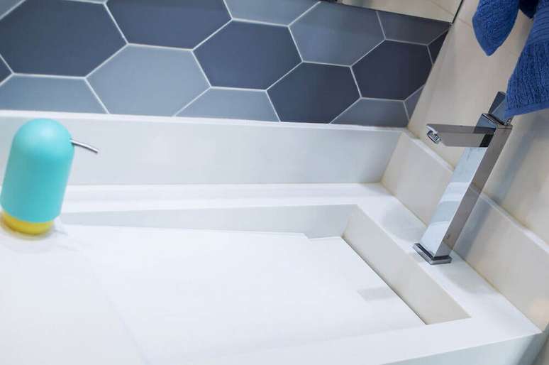 11. Modelos de torneira para pia de banheiro com linhas mais retas e simples são perfeitos para um estilo mais moderno de decoração