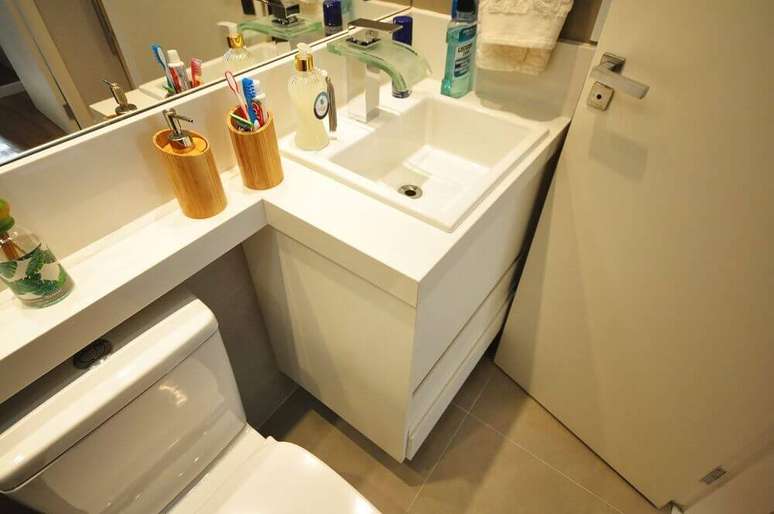 13. Os modelos de torneiras para pia de banheiro com detalhes de vidro d&atilde;o bastante leveza ao ambiente e alguns possuem luz de LED integrada para ficarem ainda mais modernos e bonitos