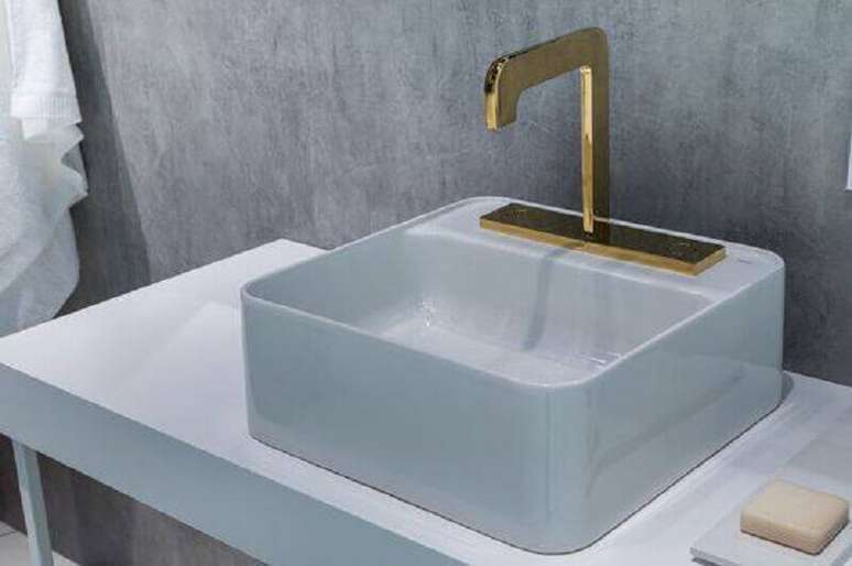 9. Torneira dourada para pia de banheiro garante bastante elegância para o ambiente