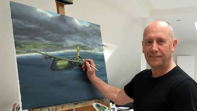 Simon Cattlin com sua pintura do Hercules de Meyer; artista também estudou com atenção o caso