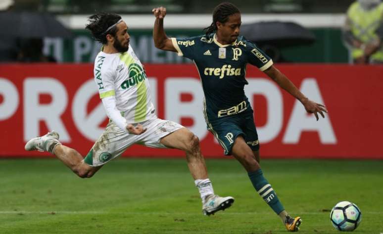 Keno e Apodi no duelo entre Palmeiras e Chape em 2017 (Foto: Cesar Greco/Agência Palmeiras)