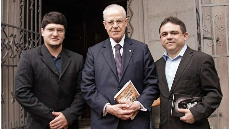 Da esq. para a dir., o designer Cicero Moraes, o tetraneto de d. Pedro I e o advogado José Lira, idealizador do projeto | Crédito: Cícero Moraes