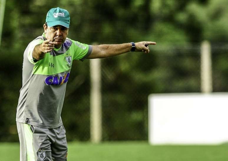 Enderson Moreira criticou arbitragem após lance confuso que culminou no gol de pênalti do time Rubro Negro (Foto: Mourão Panda / América)