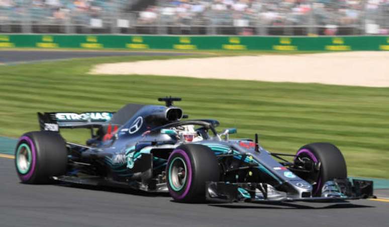 Hamilton com sua Mercedes na temporada de 2018 da F1 (foto: AFP)