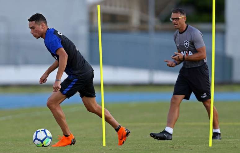 Luiz Fernando voltou aos trabalhos no campo esta semana (Foto: Vitor Silva/SSPress/Botafogo)