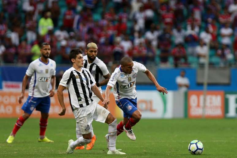 Contra o Bahia, Gabigol deu dois bons passes para companheiros finalizarem e ajudou (Foto: Felipe Oliveira/Bahia)