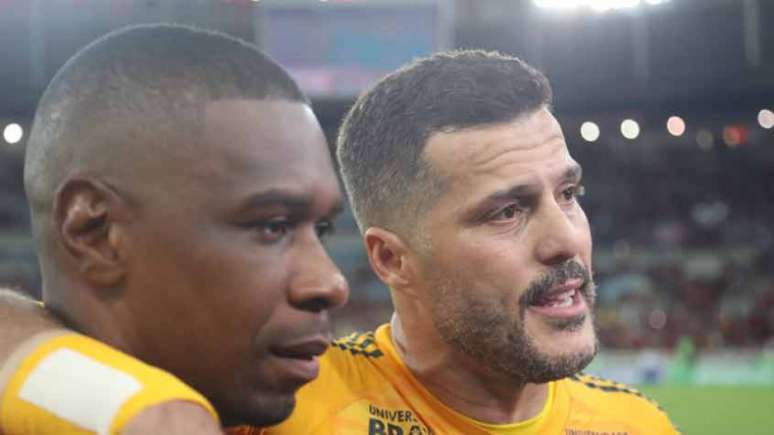 Juan e Julio Cesar emocionados ao final da partida (Gilvan de Souza / Flamengo)