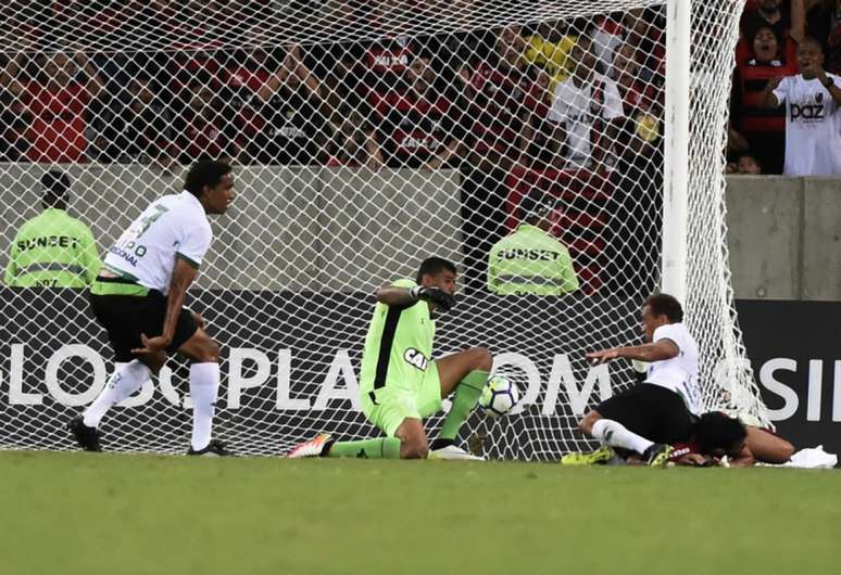 A Zaga do Coelho sofreu com Henrique Dourado, autor de dois na partida(Crédito: André Durão/GloboEsporte.com)