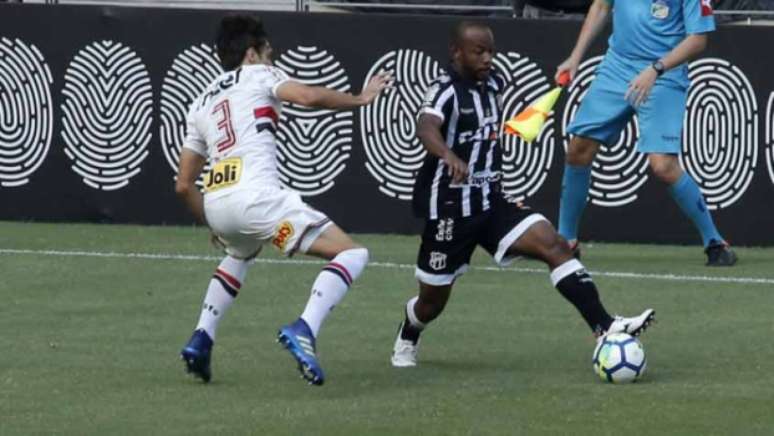 Camisa 3 do São Paulo terminou a partida em Fortaleza reclamando de muitas dores no pé esquerdo (LC Moreira)