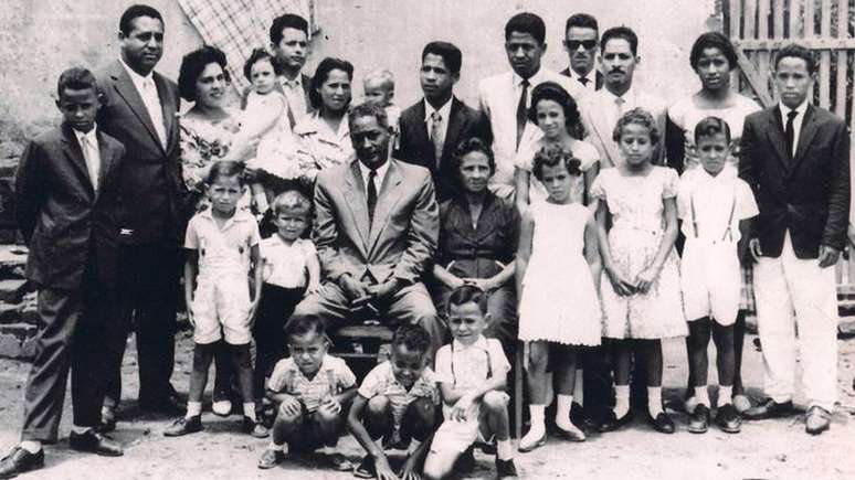 Avós de Vânia Nascimento (centro da foto) tiveram dez filhos, mas perderam oito para o câncer