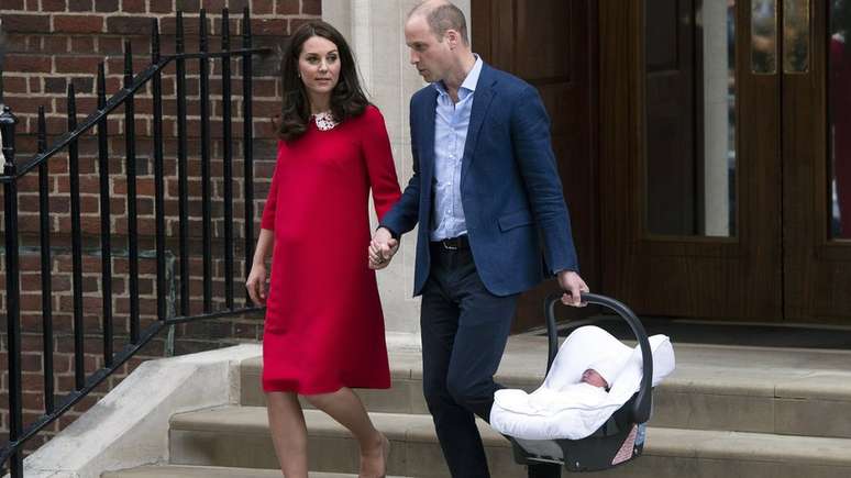 Kate e William com o novo bebê; criação dos novos príncipes é menos formal e com maior participação dos pais do que no passado