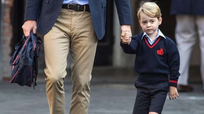 Príncipe William levando George ao primeiro dia de aula; gerações anteriores de crianças reais foram educadas dentro dos palácios
